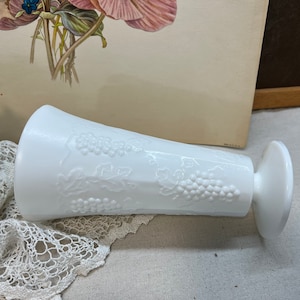 Vase sur pied design raisin en verre de lait