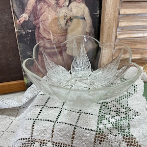Indiana Glass Textured Leaf Bowl Scalloped Rim