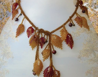 Schema per perline, collana con foglie autunnali e perline, istruzioni per perline, punto peyote, foglie, collana lariat stagionale, perline, perline