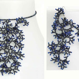 Könnte beinhalten: Ein schwarzes und blaues Perlen-Halsketten- und Ohrring-Set mit einem zarten, filigranen Design, das an Korallen erinnert.