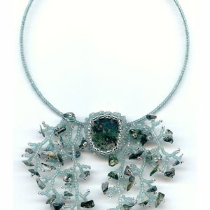 Könnte beinhalten: Eine zarte Halskette mit einem Anhänger aus grünem Achat und einer hellblauen Perlenkette. Der Anhänger ist von kleineren grünen Achat-Steinen und silbernen Perlen umgeben, was einen kaskadierenden Effekt erzeugt.