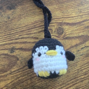 Mini Crochet Penguin Car Hanger – Cute Handmade Penguin Rearview Mirror Charm – Adorable Car Accessory – Small Penguin Gift