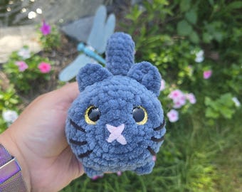Gray Crochet Cat Loaf Plushie – Handmade Chonky Cat – Cute Amigurumi Cat Plush – Soft Kitty Toy – Gift for Cat Lovers & Kawaii Russian Blue