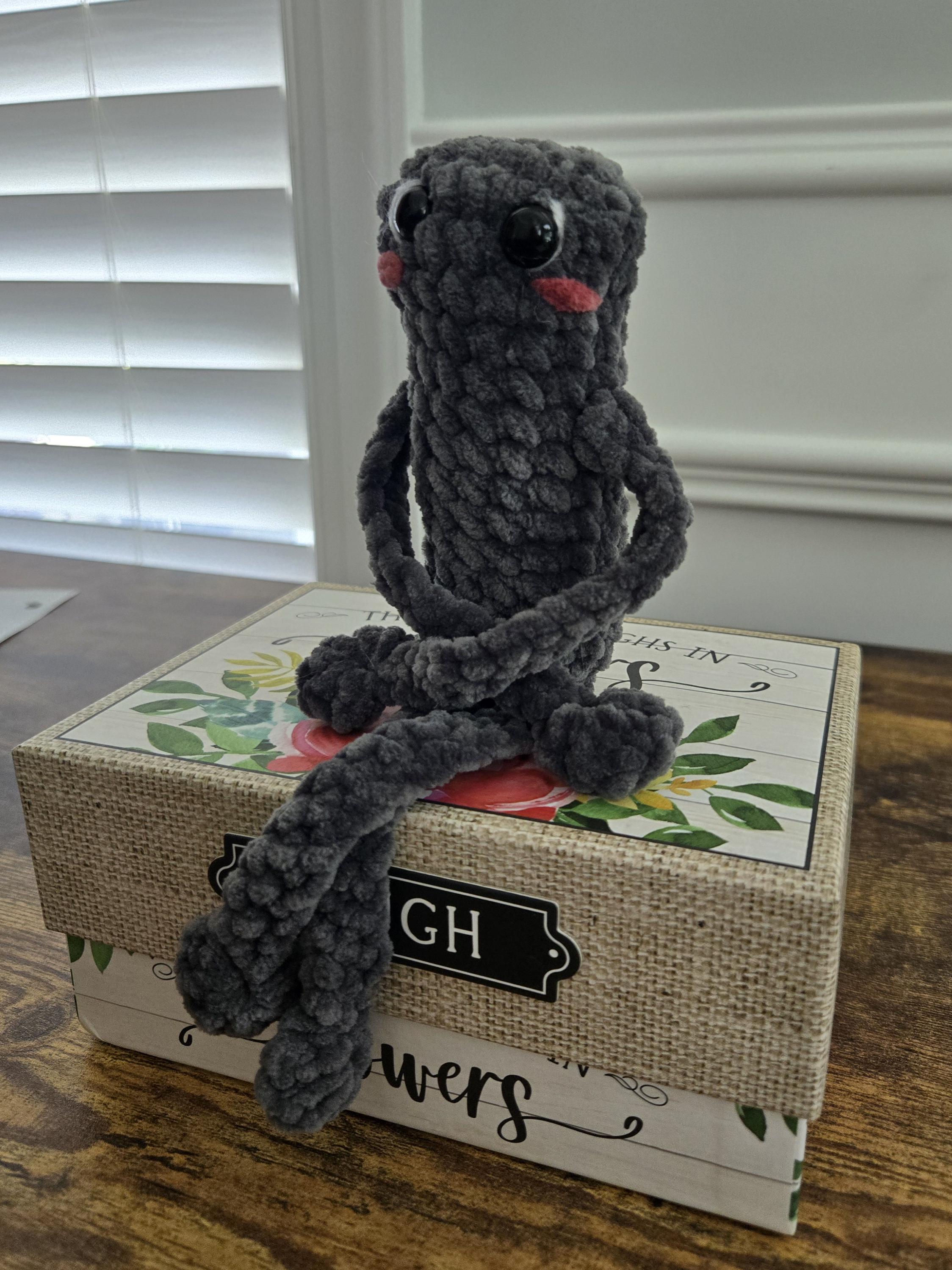 Crochet Leggy Frog Plush – Handmade Long-Leg Frog – Funny Frog Plushie – Kawaii Frog Toy – Cute Animal Gift – Cottagecore Decor - Thumbnail 3