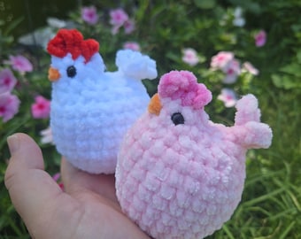 Mini Crochet Chicken Plush – Soft Chenille Amigurumi Hen – Tiny Kawaii Chicken Toy – Handmade Farm Animal Gift – Pocket-Sized Plushie