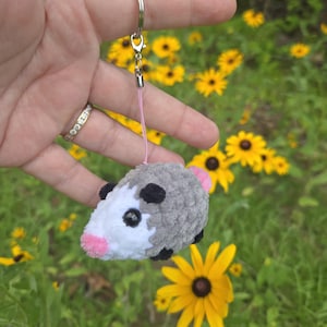 Crochet Possum Keychain – Soft Chenille Amigurumi Opossum – Handmade Animal Keyring – Cute Possum Bag Charm – Gift for Wildlife Lovers