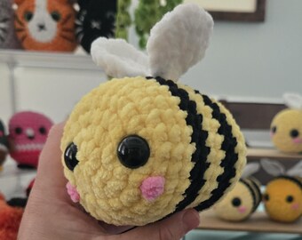 Crochet Bee Plush – Soft Chenille Amigurumi Bumblebee – Handmade Stuffed Animal – Bee Lover Gift – Cute Bug Toy – Spring Nursery Decor