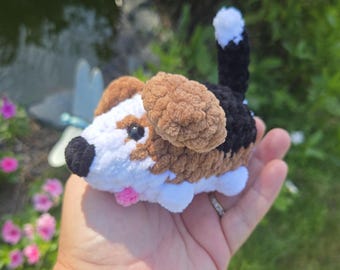 Mini Crochet Beagle Plush – Soft Chenille Amigurumi Dog – Tiny Handmade Beagle Toy – Kawaii Puppy Plush – Cute Gift for Dog Lovers
