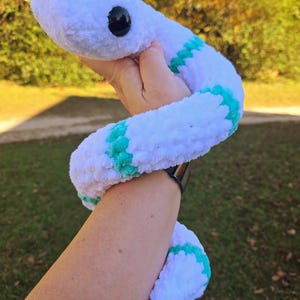 Gehäkelte gekringelte Schlange Plüschtier - Amigurumi Reptil Kuscheltier, Benutzerdefinierte Farben