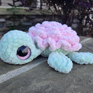 Gehäkelte Meeresschildkröte aus Plüsch mit Rosenpanzer - Amigurumi Meerestier-Spielzeug