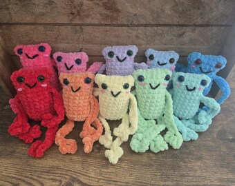 Crochet Leggy Frog Plush – Long Leg Frog Toy – Chunky Chenille Frog – Kawaii Frog Stuffed Animal – Frog Lover Gift – Plushie Decor