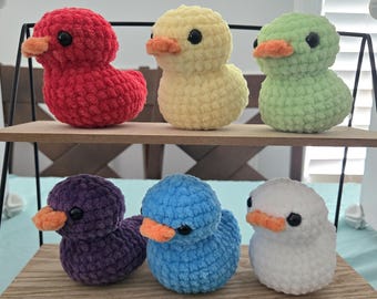 Crochet Rubber Ducky Plush – Soft Chenille Yellow Duck – Amigurumi Bath Toy – Kawaii Duck – Handmade Baby Gift – Nursery Decor – Jeep Duck