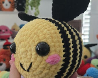 Big Crochet Bee Plush – Soft Chenille Bumblebee – Large Amigurumi Bee – Cute Bug Pillow – Bee Lover Gift – Handmade Plush Toy