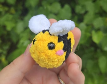 Crochet Bee Keychain – Mini Amigurumi Bee – Kawaii Bumblebee Keychain – Cute Bee Lover Gift – Handmade Plush Keyring