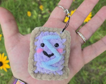 Crochet Pop-Tart Keychain – Soft Chenille Yarn Pastry – Handmade Food Charm – Cute Kawaii Bag Accessory – Fun Gift for Food Lovers