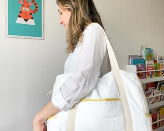 Changing bag or customizable weekend/travel bag in white color in double cotton gauze. Birth gifts.