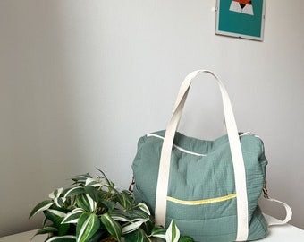 Sac à langer ou sac week end en double gaze de coton vert. Nombreux rangements, cadeaux de naissance. Personnalisable avec broderie.