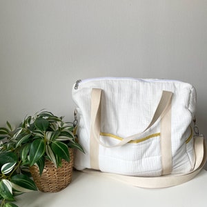 Wickeltasche oder anpassbare Wochenend/Reisetasche in weißer Farbe aus doppelter Baumwollgaze. Geschenke zur Geburt. Bild 2