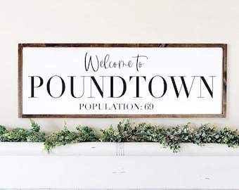 Benvenuto a Poundtown Cartello incorniciato in legno, Cartello divertente per la camera da letto, Sopra il cartello del letto, Decorazione da parete per scapolo, Cartello per camera da letto, Benvenuto a Pound Town