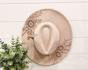 Bloemen verbrande hoed, bloemen gegraveerde cowboyhoed, zonnebloemhoed, zonnebloem verbrand fedora, gegraveerde hoed, gegraveerde vilten hoed, bohohoed