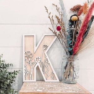 Carta de flores silvestres, inicial de flores, decoración de vivero floral, decoración boho, signo de nombre de bebé floral, carta floral, inicial floral, carta de ratán