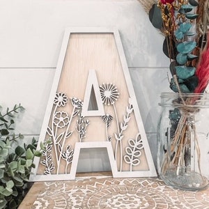 Carta de flores silvestres, inicial de flores, decoración de vivero floral, decoración boho, signo de nombre de bebé floral, carta floral, inicial floral, carta de ratán