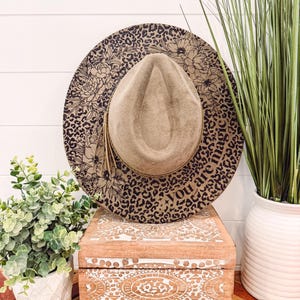 Cappello bruciato floreale, cappello da cowboy inciso floreale, cappello con stampa leopardata, cappello Fedora bruciato con stampa leopardata, cappello in pelle scamosciata inciso, cappello boho, pelle scamosciata vegana