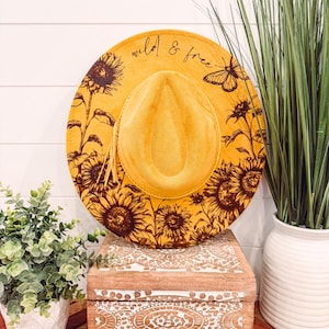 Cappello girasole bruciato, cappello da cowboy con incisione floreale, cappello girasole, Fedora girasole bruciato, cappello in pelle scamosciata inciso, cappello boho, pelle scamosciata vegana