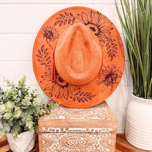 Cappello girasole bruciato, cappello da cowboy con incisione floreale, cappello girasole, Fedora girasole bruciato, cappello in pelle scamosciata inciso, cappello boho, pelle scamosciata vegana