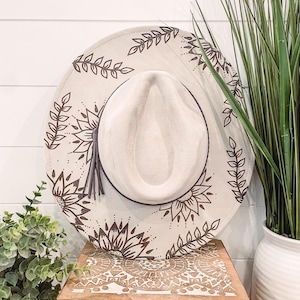 Cappello girasole bruciato, cappello da cowboy con incisione floreale, cappello girasole, Fedora girasole bruciato, cappello in pelle scamosciata inciso, cappello boho, pelle scamosciata vegana