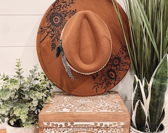 Bloemen verbrande hoed, bloemen gegraveerde cowboyhoed, zonnebloemhoed, zonnebloem verbrand fedora, gegraveerde hoed, gegraveerde vilten hoed, bohohoed