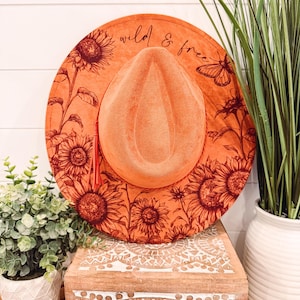 Cappello girasole bruciato, cappello da cowboy con incisione floreale, cappello girasole, Fedora girasole bruciato, cappello in pelle scamosciata inciso, cappello boho, pelle scamosciata vegana