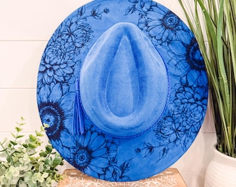 Cappello con motivo dalia bruciata, cappello a tesa larga con incisione floreale, cappello con girasole, fedora con girasole bruciato, cappello in pelle scamosciata inciso, cappello boho, pelle scamosciata vegana