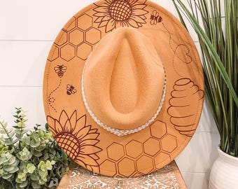 Chapéu de girassol queimado, chapéu de cowboy com estampa floral gravada, chapéu de girassol, chapéu fedora queimado de girassol, chapéu fedora gravado, chapéu de feltro gravado, chapéu boho