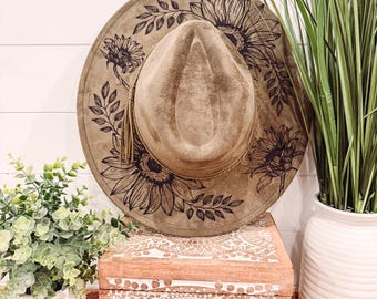 Sunflower Burned Hat, bloemengegraveerde cowboyhoed, zonnebloemhoed, Sunflower Burned Fedora, hoed van gegraveerd suède, bohohoed, veganistisch suède