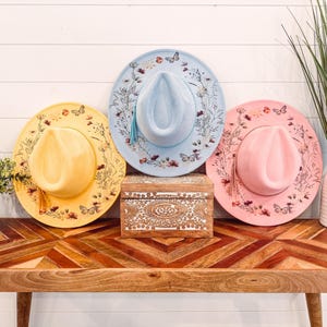 Blumen Print Hut, Blumen Cowboy Hut, Sonnenblume Hut, Wildblumen Wildleder Hut, Boho Hut, Vegan Wildleder, Cowgirl Hut, Hut mit breiter Krempe