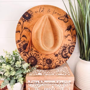 Cappello girasole bruciato, cappello da cowboy con incisione floreale, cappello girasole, Fedora girasole bruciato, cappello in pelle scamosciata inciso, cappello boho, pelle scamosciata vegana