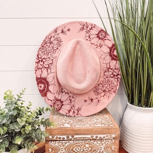 Cappello bruciato Dahlia, cappello a tesa larga con incisione floreale, cappello girasole, Fedora bruciato girasole, cappello in pelle scamosciata inciso, cappello boho, pelle scamosciata vegana