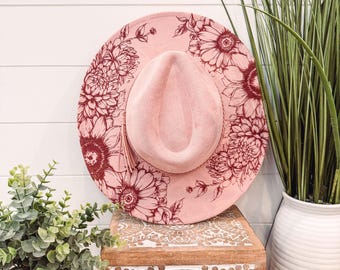 Cappello con motivo dalia bruciata, cappello a tesa larga con incisione floreale, cappello con girasole, fedora con girasole bruciato, cappello in pelle scamosciata inciso, cappello boho, pelle scamosciata vegana