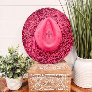 Cappello bruciato floreale, cappello da cowboy inciso floreale, cappello con stampa leopardata, cappello Fedora bruciato con stampa leopardata, cappello in pelle scamosciata inciso, cappello boho, pelle scamosciata vegana