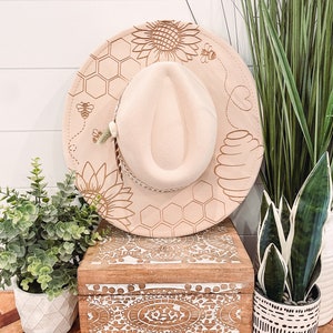 Sunflower Bee Burned Hat, Floral Engraved Cowboy Hat, Sunflower Hat, Sunflower Burned Fedora, Engraved Fedora, Engraved Felt Hat, Boho Hat