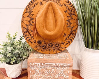 Bloemen verbrande hoed, bloemen gegraveerde cowboyhoed, zonnebloemhoed, zonnebloem verbrande fedora, hoed van gegraveerd suède, bohohoed, veganistisch suède