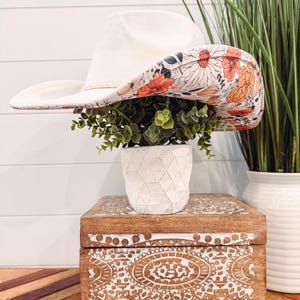 Blumen Print Hut, Blumen Cowboy Hut, Sonnenblume Hut, Wildblumen Wildleder Hut, Boho Hut, Vegan Wildleder, Cowgirl Hut, Hut mit breiter Krempe
