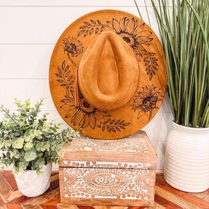 Cappello girasole bruciato, cappello da cowboy con incisione floreale, cappello girasole, Fedora girasole bruciato, cappello in pelle scamosciata inciso, cappello boho, pelle scamosciata vegana