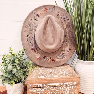 Blumen Print Hut, Blumen Cowboy Hut, Sonnenblume Hut, Wildblumen Wildleder Hut, Boho Hut, Vegan Wildleder, Cowgirl Hut, Hut mit breiter Krempe
