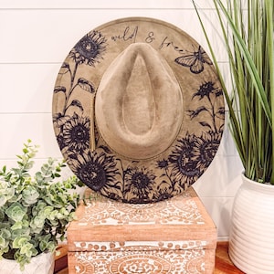 Cappello girasole bruciato, cappello da cowboy con incisione floreale, cappello girasole, Fedora girasole bruciato, cappello in pelle scamosciata inciso, cappello boho, pelle scamosciata vegana