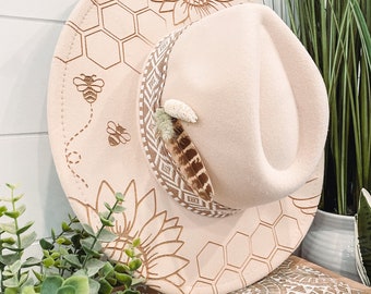Chapéu de girassol queimado, chapéu de cowboy com estampa floral gravada, chapéu de girassol, chapéu fedora queimado de girassol, chapéu fedora gravado, chapéu de feltro gravado, chapéu boho