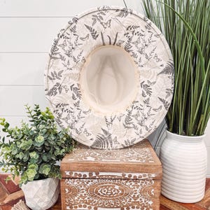 Blumen Print Hut, Blumen Cowboy Hut, Sonnenblume Hut, Wildblumen Wildleder Hut, Boho Hut, Vegan Wildleder, Cowgirl Hut, Hut mit breiter Krempe