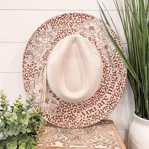 Cappello bruciato floreale, cappello da cowboy inciso floreale, cappello con stampa leopardata, cappello Fedora bruciato con stampa leopardata, cappello in pelle scamosciata inciso, cappello boho, pelle scamosciata vegana