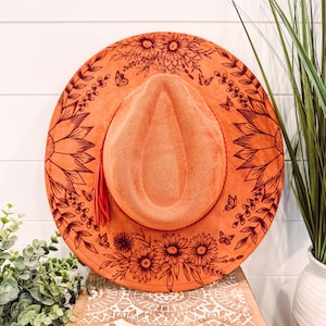 Cappello floreale bruciato, cappello a margherita, cappello a girasole, cappello Fedora bruciato girasole, cappello in pelle scamosciata incisa, cappello boho, pelle scamosciata vegana